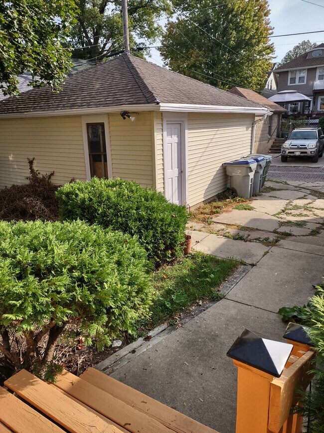 Double garage - 2914 S Lenox St