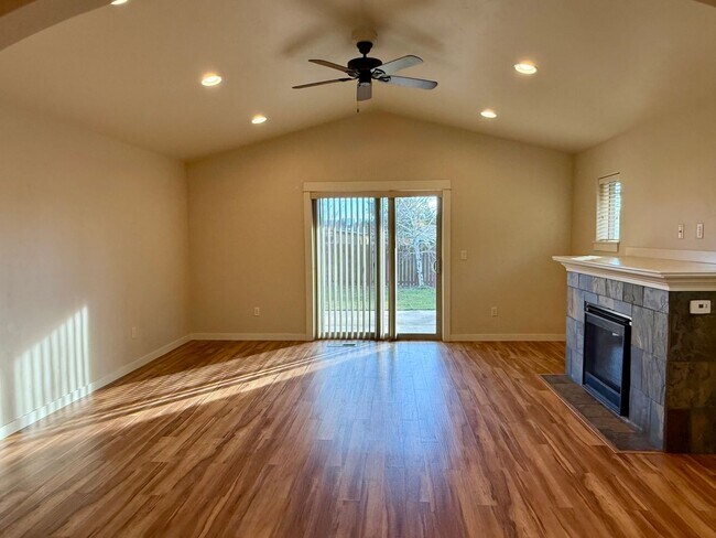 Building Photo - 4 Bedroom Home: Fenced Backyard & Great Location!