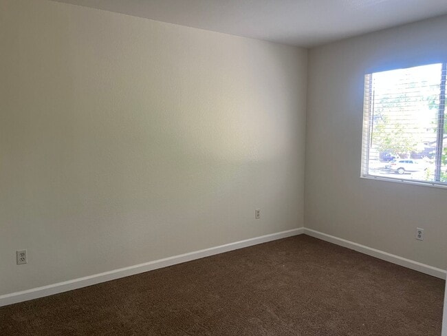 Building Photo - 2 bedroom/1.5 bath townhome with new kitch...