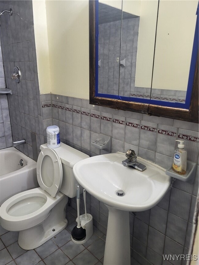 Building Photo - 267 Crestwood Ave