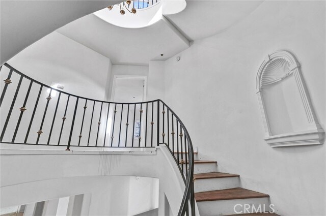 Building Photo - 309 N Almont Dr