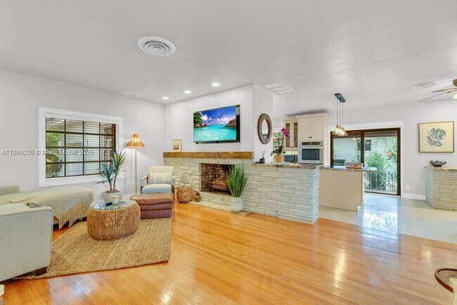 Building Photo - 364 Navarre Dr