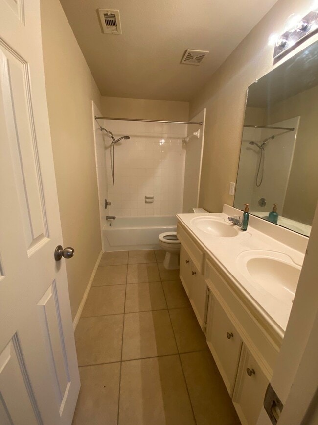 Building Photo - 2101 Crestwind Ct