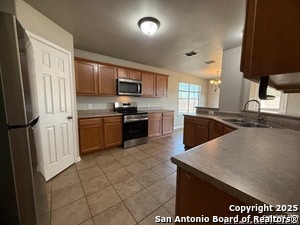 Building Photo - 570 Roadrunner Ave
