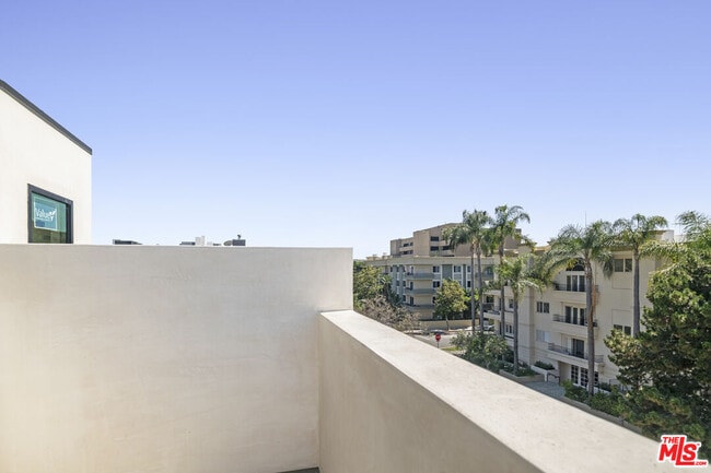 Building Photo - 426 Arnaz Dr