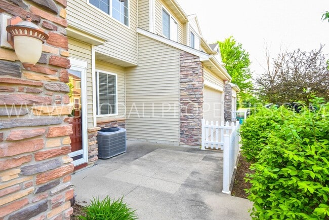 Building Photo - 2 Bedroom, 1.5 Bath Townhome in Jordan Creek area!