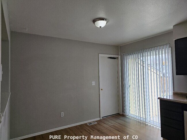 Building Photo - Tri-level home with central air and 1-car garage