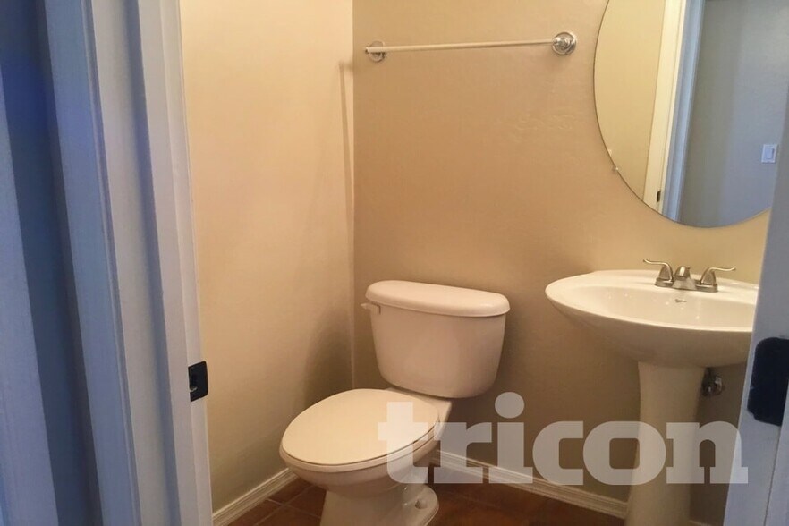 Building Photo - 2355 E Huntington Dr