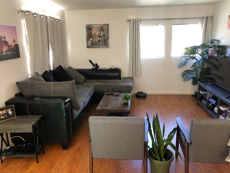 Living room - acces/furn not incl. - 7526 Fountain Ave