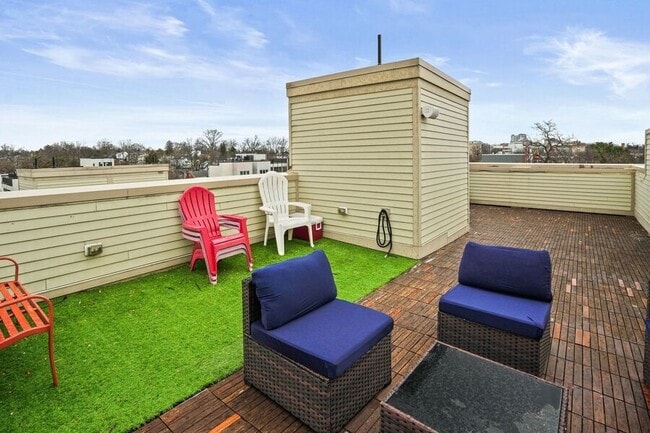 Building Photo - 820 Fern Pl NW