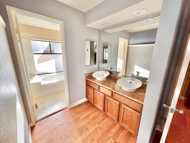 Building Photo - 3520 Pleasant Knl Dr