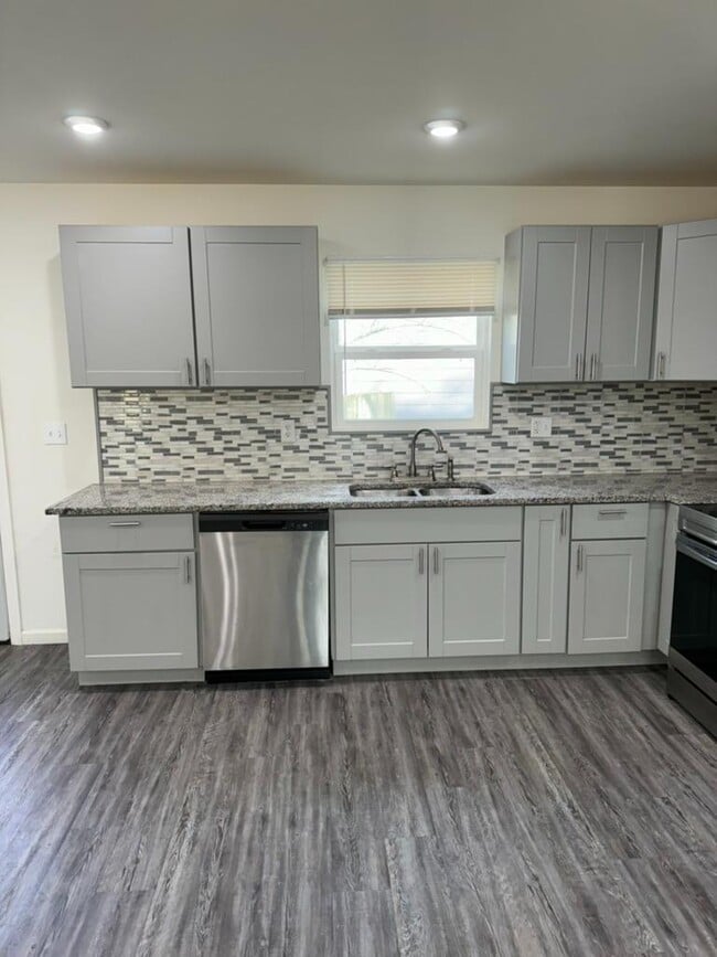 Building Photo - 618 Center St