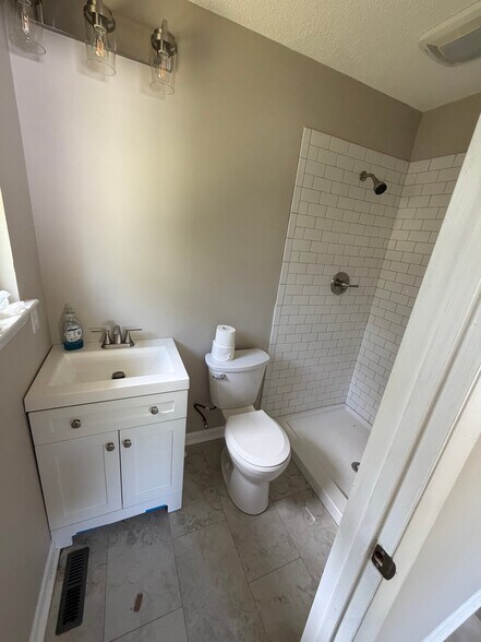 Building Photo - 607 Mountain Wood Dr