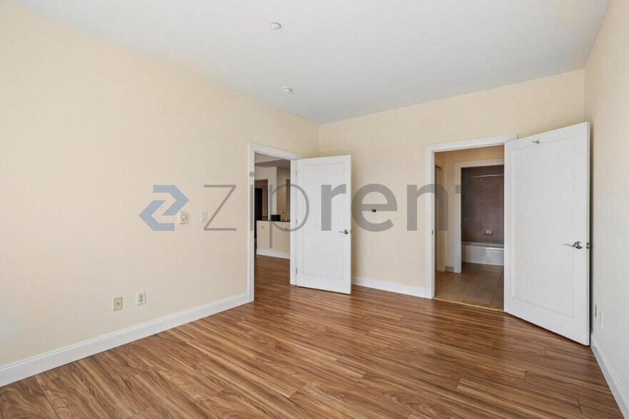 Building Photo - Unit 313