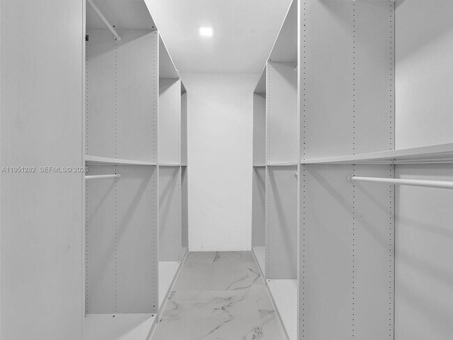 Building Photo - 3010 Alton Rd