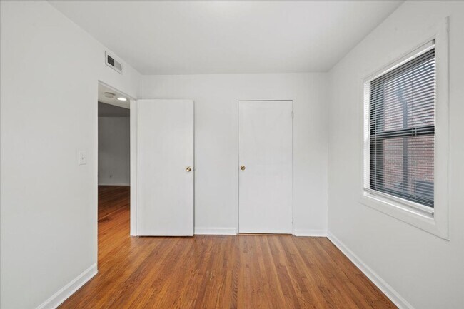 Building Photo - 306 E 19th St