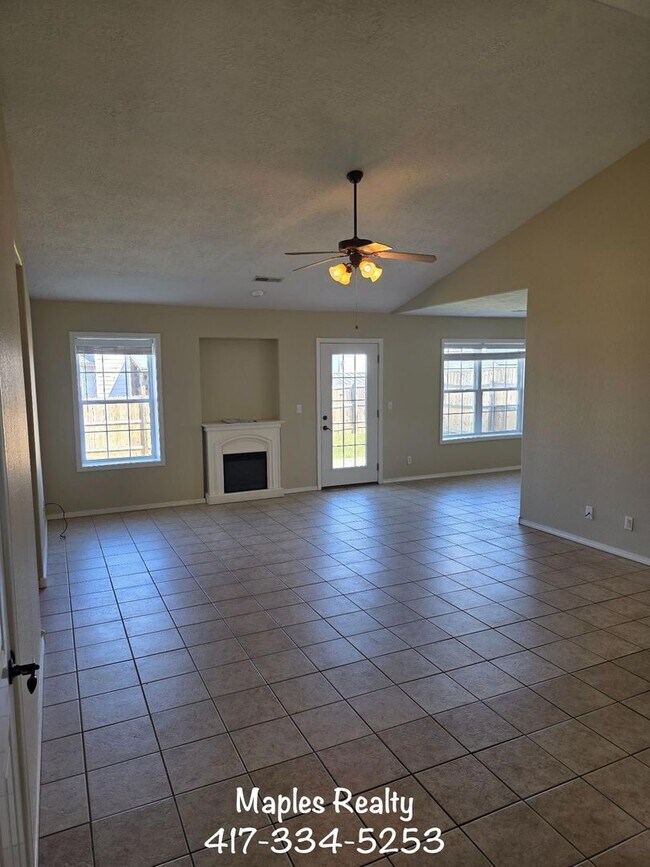 Building Photo - 3 Bed | 2 Bath Home in Hollister, MO – Flat Yard + 2-Car Garage