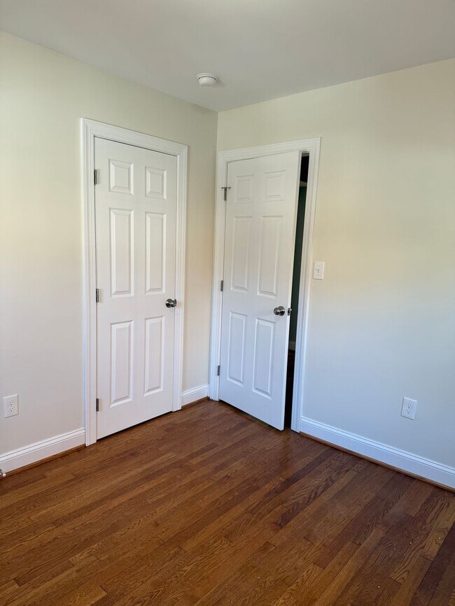 Building Photo - Discover comfort and convenience in charming North Michigan Park!