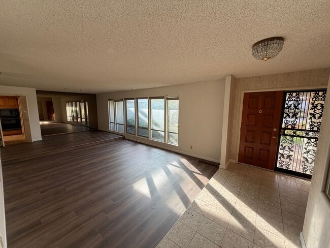 Building Photo - 3 Bedroom | 2 Bathroom | Single-Family Home in Sacramento