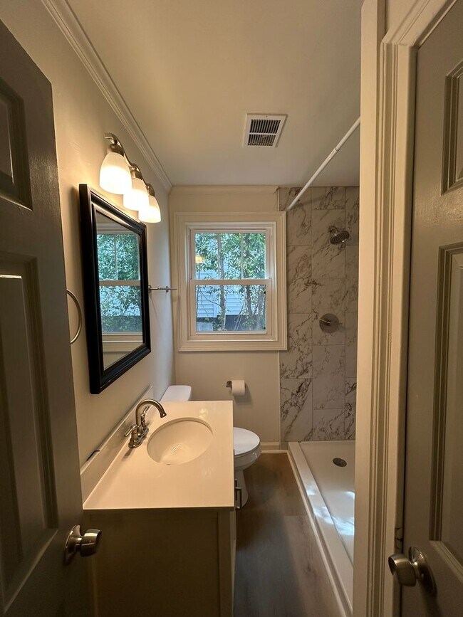 Building Photo - Beautifully Remodeled 4/2