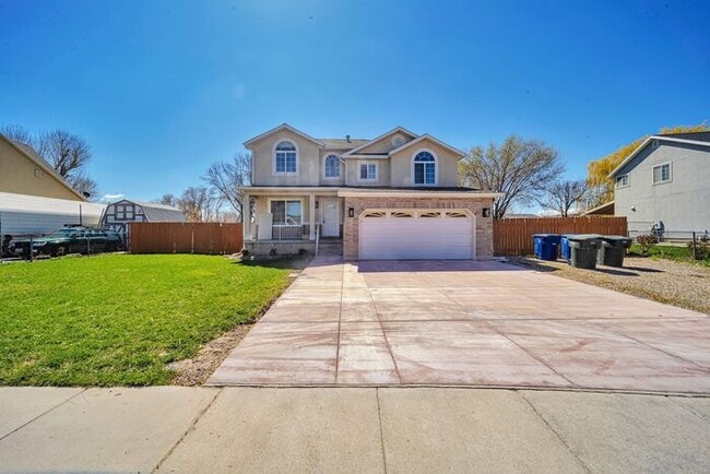Building Photo - Awesome remodel home in great location w a...