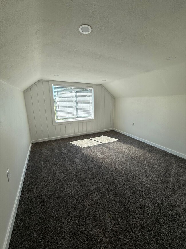 Building Photo - Newly Remodeled 3 Bed/2 Bath in North Bend