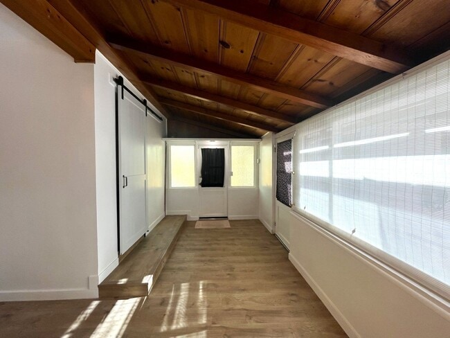 Building Photo - 3 bed, 2 bath located in Riverside!