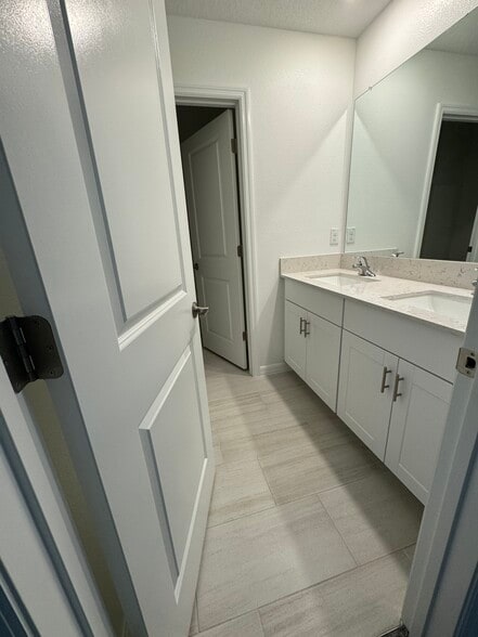 Upstairs Bathroom - 2505 Leonia Ln