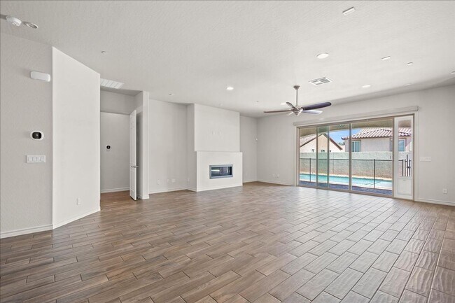 Building Photo - Fabulous Home with NexGen Sutie!