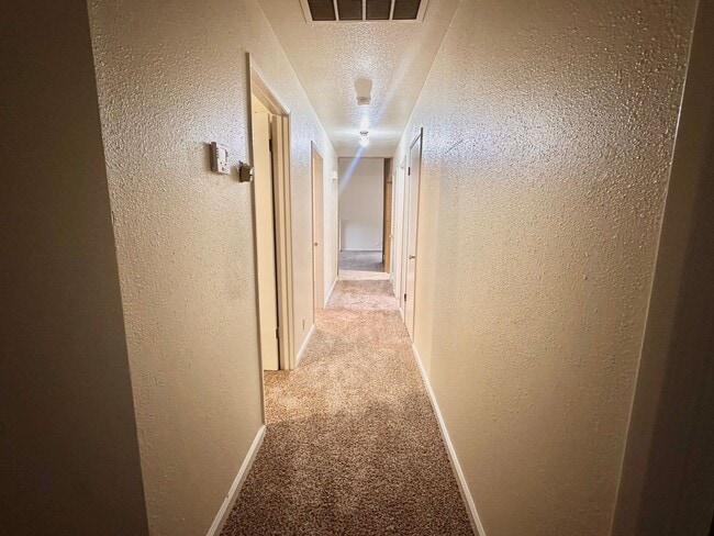 Building Photo - MOVE IN SPECIAL $500 off of first months rent!!