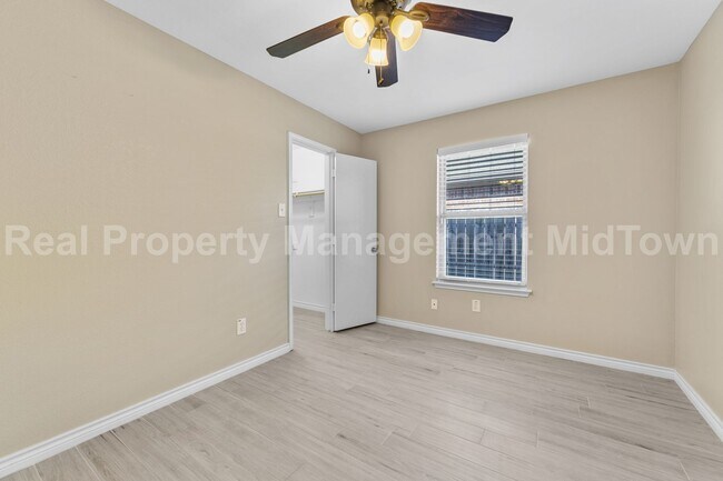 Building Photo - 1605 Bob Dr