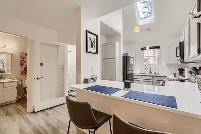 Building Photo - Updated 3 BDR Townhome in King's Ridge