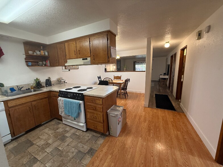 Building Photo - 1797 SE Bethel St