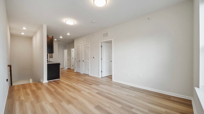 Building Photo - 4907 Hamilton Ave