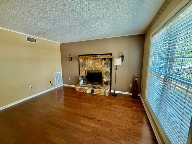 Building Photo - Long Term Rental - Smoke Rise Townhouse