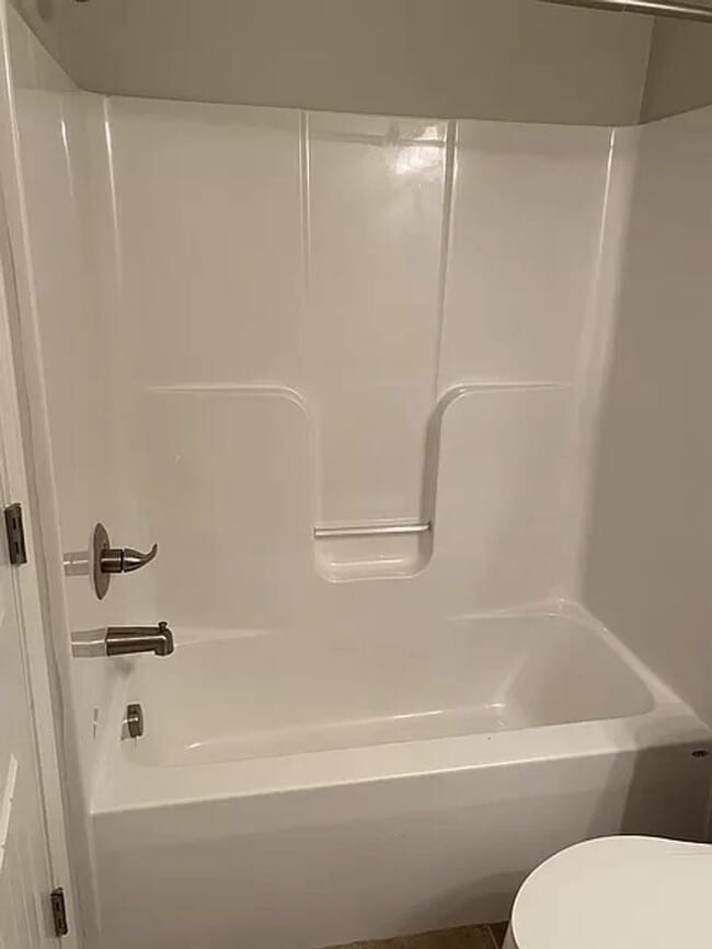 Building Photo - Spacious and well kept 2 bedroom home