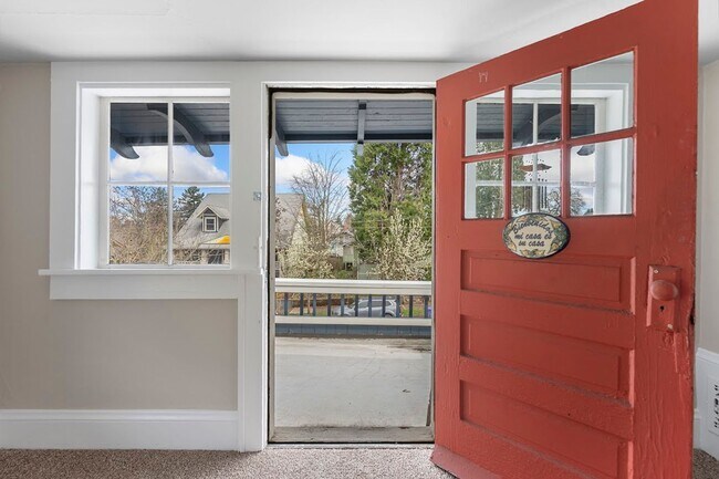 Building Photo - Stunning Craftsmen Beauty 3/1.5  bath 2000 sf! -ALBERTA/CONCORDIA