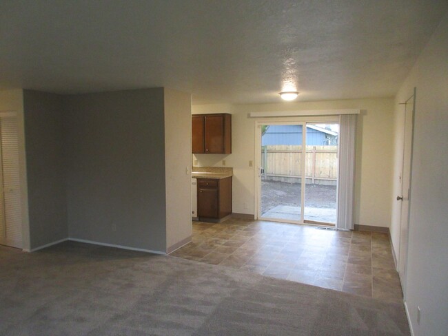 Building Photo - Four Bedroom House in SE Salem with New Ca...