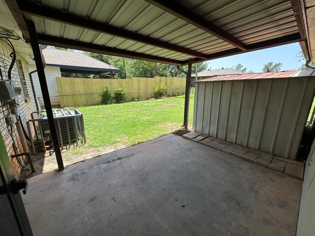 Building Photo - 4 Bed, 2 Bath house w/1 car garage