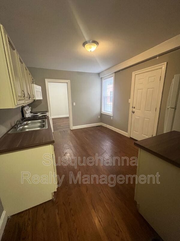 Building Photo - 220 N Plum St