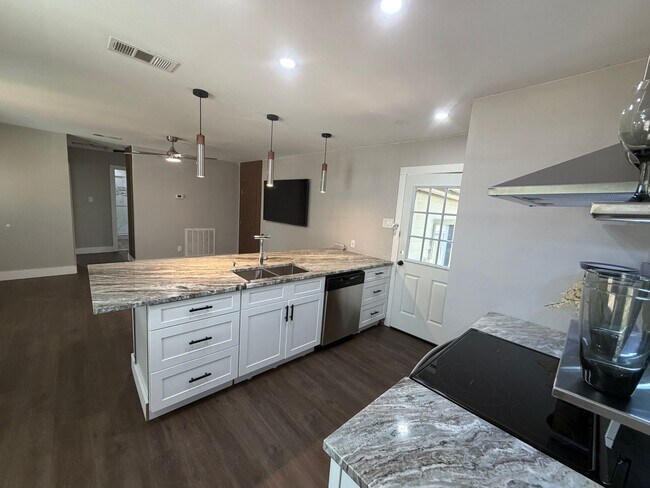 Building Photo - Spacious 3-Bedroom Home for Lease in Established Hurst Neighborhood