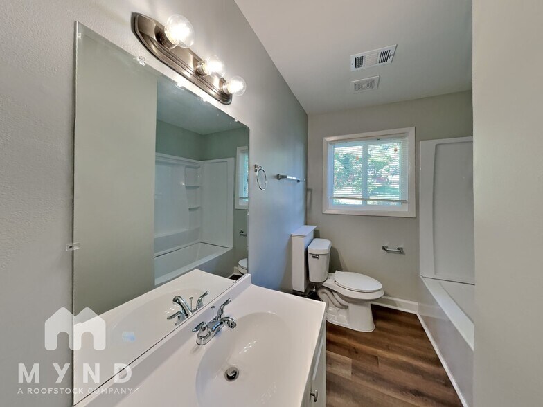 Building Photo - 2585 Westchester Dr