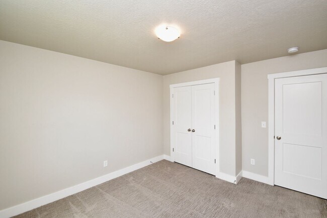 Building Photo - 3 Bedroom 2.5 Bath Townhome in West Haven!!