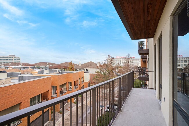 Building Photo - Gorgeous Apartment in Arthouse!