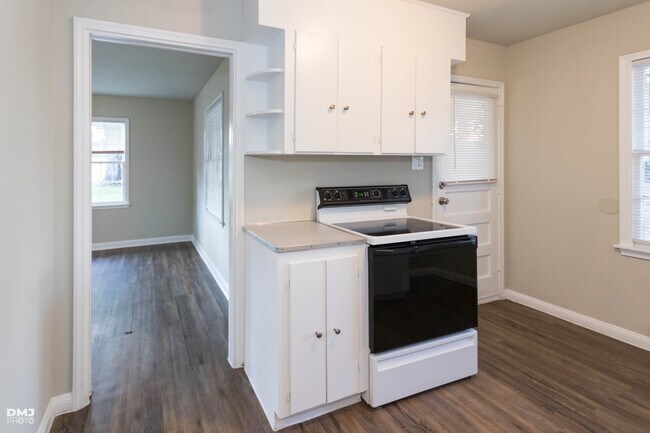 Building Photo - Broadway 2556-2558