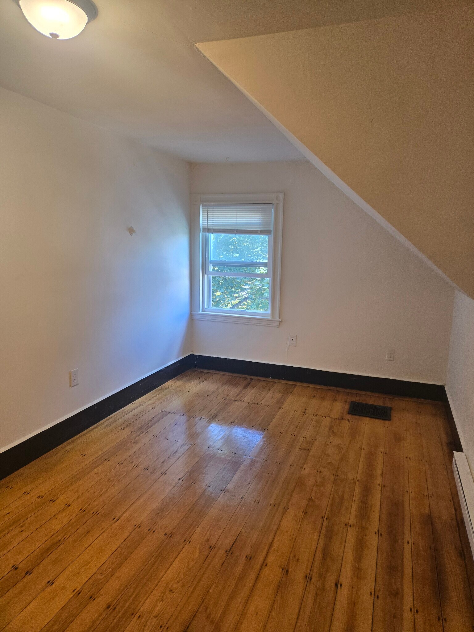 Building Photo - 4 Eleanor St