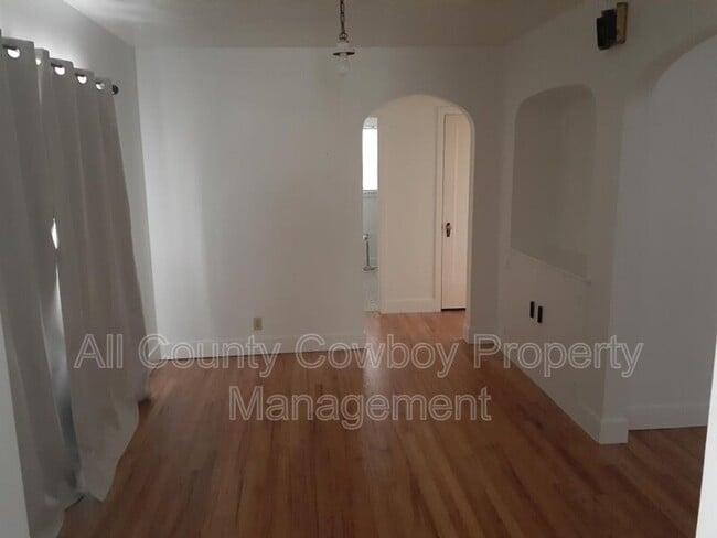 Building Photo - 819 E Lewis St