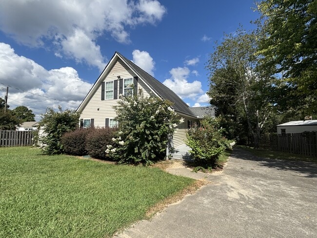 Building Photo - 104 Shadow Lake Ln