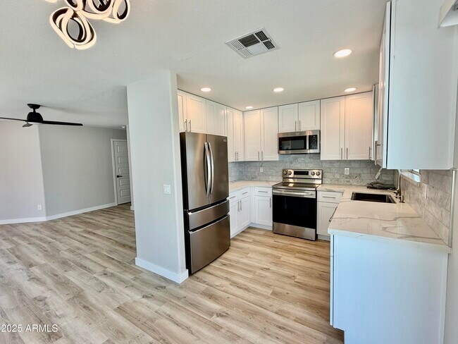 Building Photo - 3014 W Zachary Dr