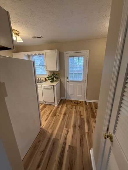 Building Photo - 719 Main St